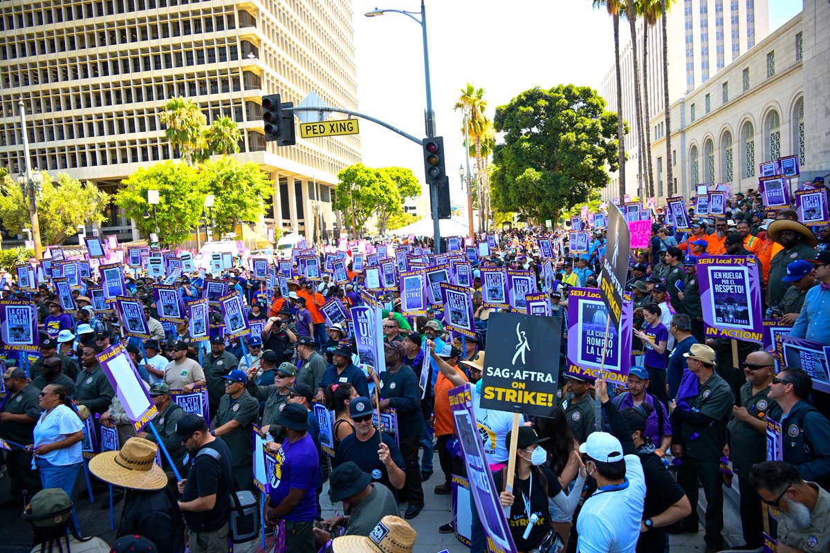 UnionDrip's tweet image. Today thousands of fast food workers, hotel workers, janitors, #sagaftramembers, writers, grocery workers, tenant organizers and other workers across sectors joined 11,000 LA City workers as they went on strike for the first time in 40 years 

Bosses better start paying attention