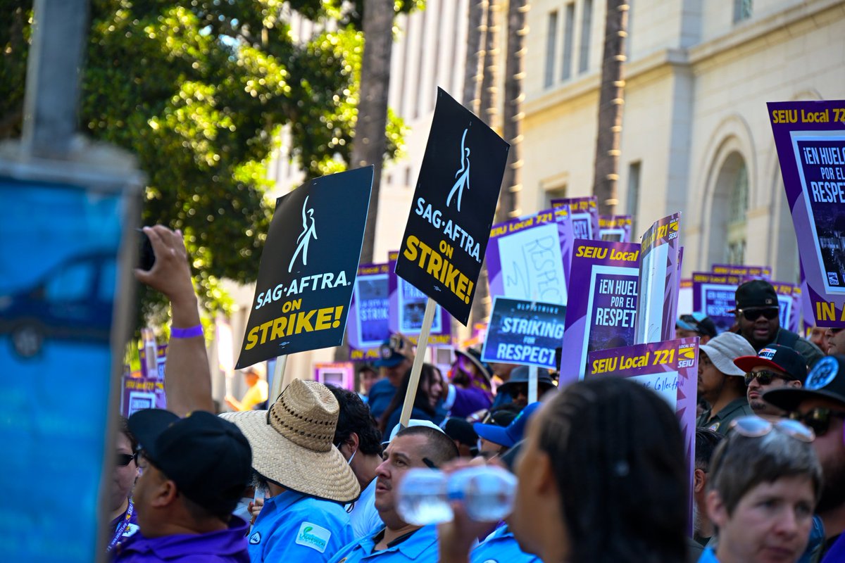 UnionDrip's tweet image. Today thousands of fast food workers, hotel workers, janitors, #sagaftramembers, writers, grocery workers, tenant organizers and other workers across sectors joined 11,000 LA City workers as they went on strike for the first time in 40 years 

Bosses better start paying attention