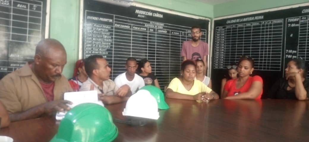 Continúa <a href="/GarciaManuel88/">Dilberto Manuel González García</a> desarrollando actividades en el oriente de #Cuba. Hoy intercambio con jóvenes militantes y no militantes de la Agroindustria Azucarera Argeo Martínez del municipio Manuel Tames y participó en el Congreso de la Comunidad. #FidelPorSiempe #UJC
