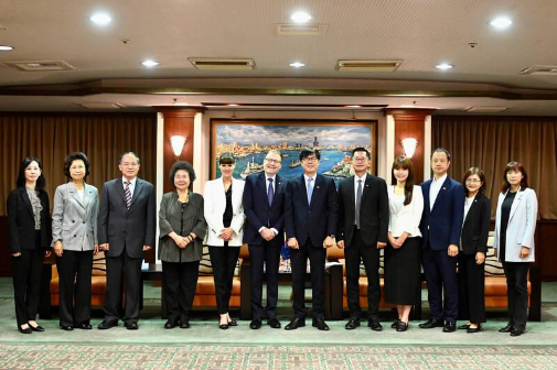 IOI President undertakes formal exchange with the Mayor of Kaohsiung, Mr Chen Chi-Mai.