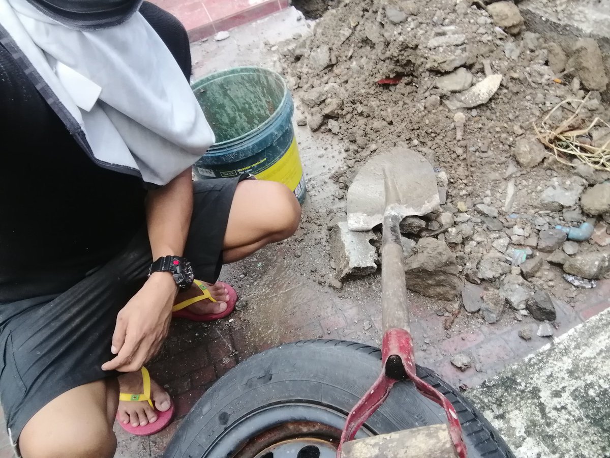 Killua339's tweet photo. Bakbakan na hukay ng poste tapus ilalagay sa balde yung buhangin lupa na may kasamang malalaking bato BALASA ka na naman ayuss lang kayang kaya💪💪 ahooo ahooooo.....
#supersaiyan
#Kalmado
#conditon
#ConstructionBoy https://t.co/TQtf0vEqcp