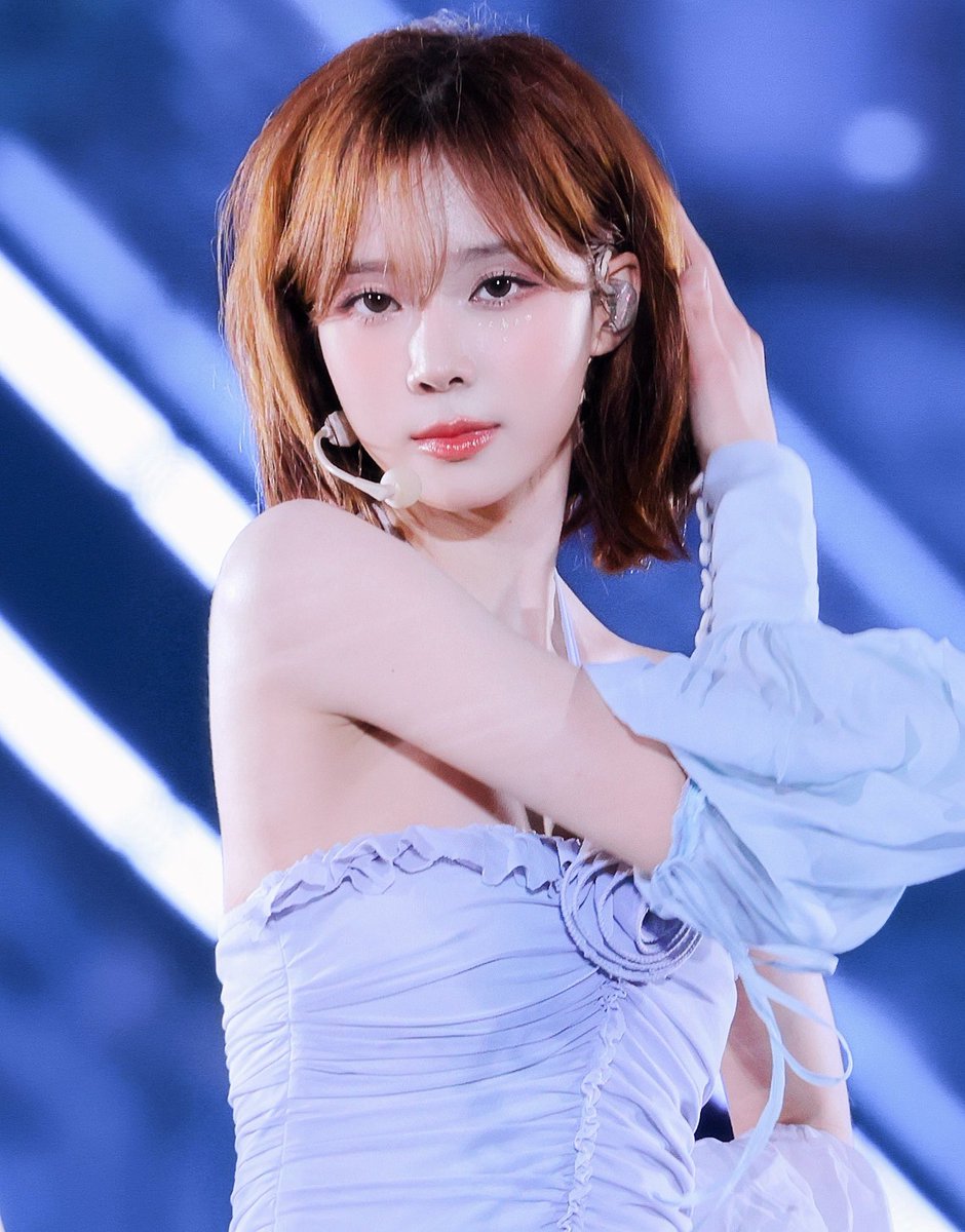 nostalgiacore's tweet photo. we love you minjeong ❄️ https://t.co/QINBGVmMCe