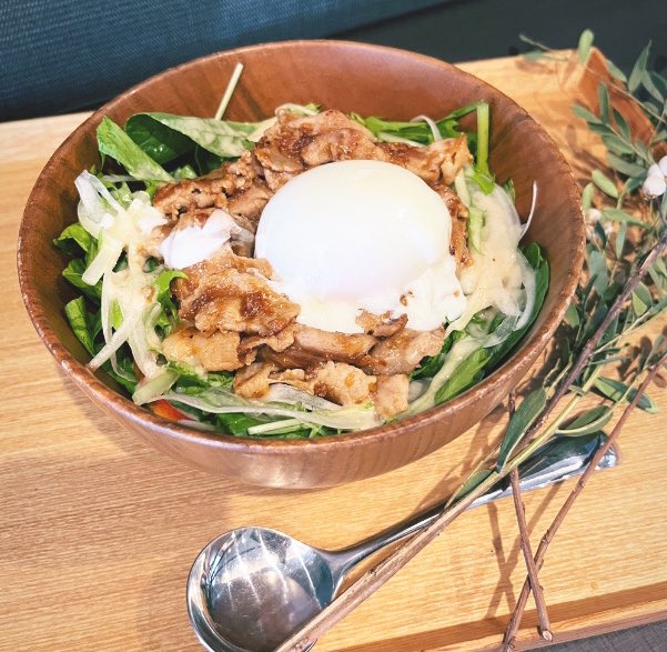 NEOGardenCafe's tweet photo. 🌿本日のおすすめMENU🌿
温玉しょうが丼
ランチにいかが？？🍴👀

#カフェ
#taikeidoneogardencafe
#たいけいどう
#大慶堂
#ネオカフェ
#深谷市
#テイクアウト
#お持ち帰り
#ランチ
#お弁当
#おうちごはん
#おうちで薬膳
#玄米ご飯
#薬膳
#薬膳弁当 https://t.co/eFOJAgKzWR