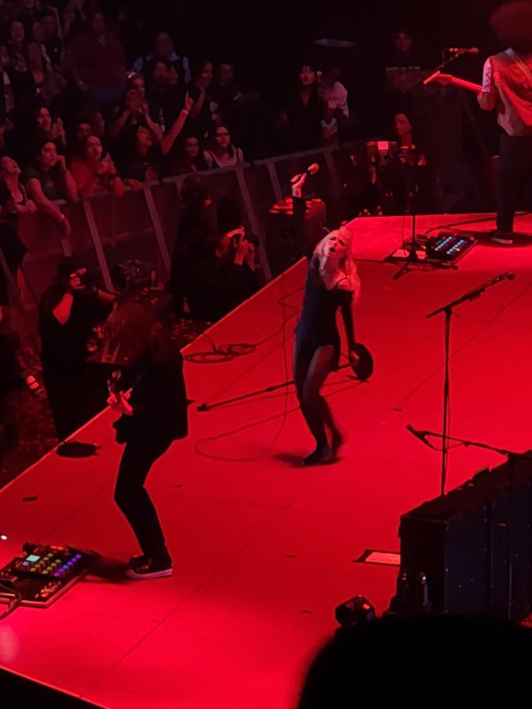 derrecknoteric's tweet photo. Some shots from last night's show #paramoreSF https://t.co/XpuRxcP8FX