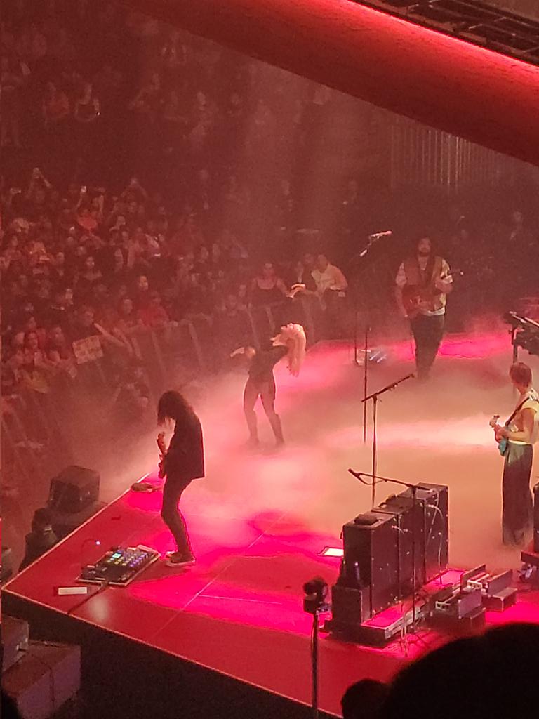 derrecknoteric's tweet photo. Some shots from last night's show #paramoreSF https://t.co/XpuRxcP8FX