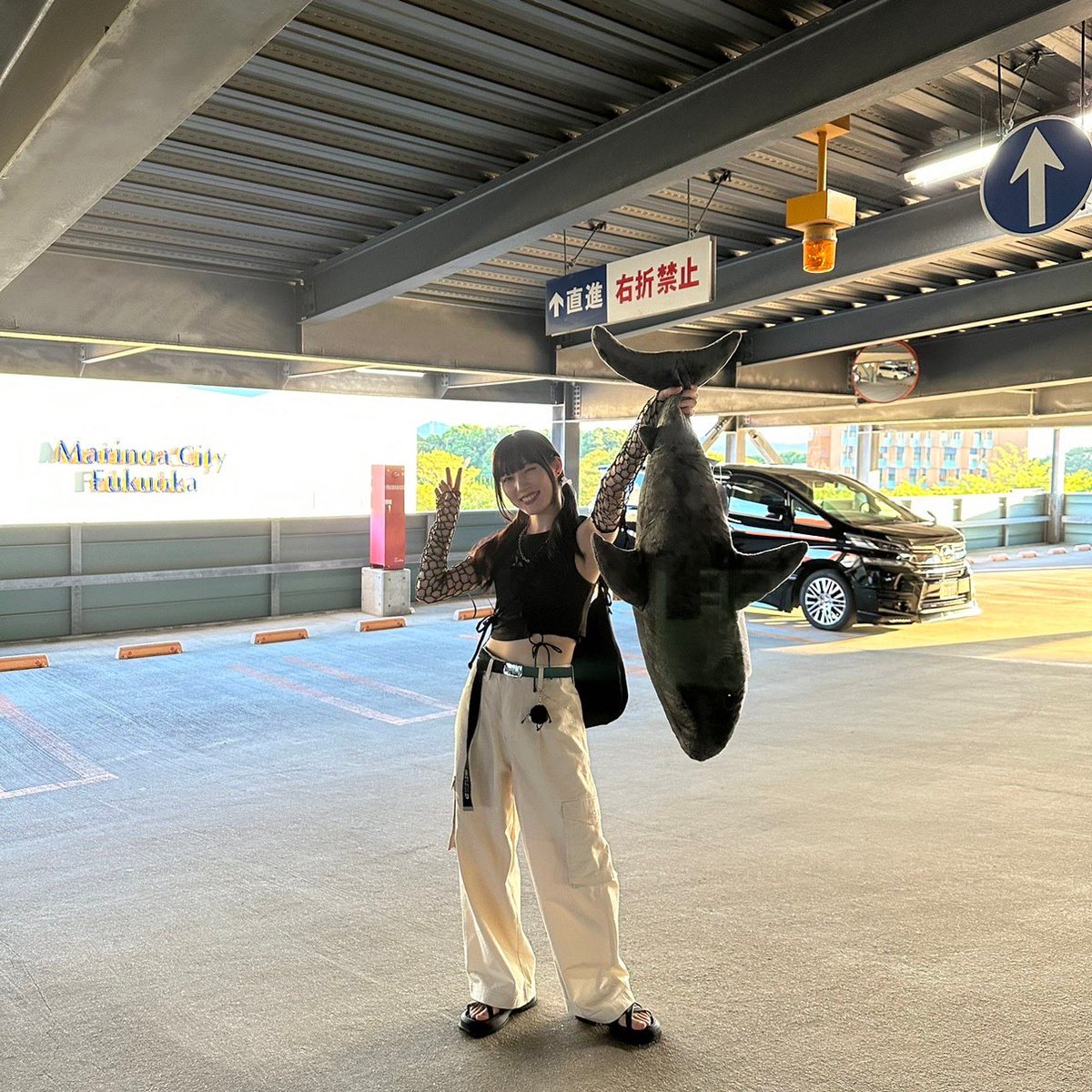 tatatatatakuan_'s tweet photo. まっくろくろすけを連れて福岡旅
海行って、サメ捕まえて、お祭りに行った https://t.co/bM7t4WZU5Y