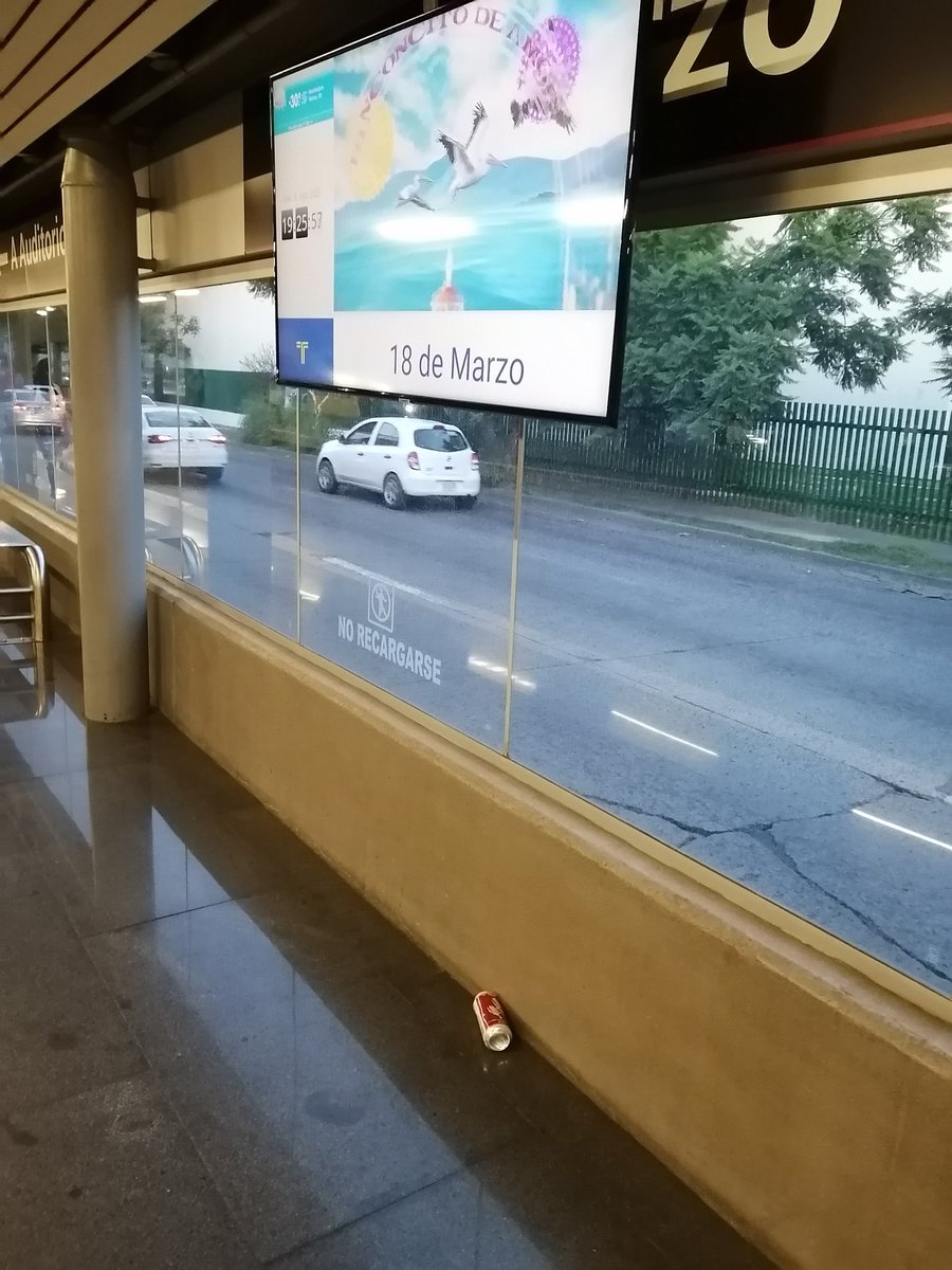 aleeebellaaa's tweet photo. @SITEURJAL Hace rato un marrano, pero además naco y borracho usuario de la línea 1 tuvo a bien aventar su lata de cerveza vacía desde el vagón en 18 de marzo... Aguas, no se sube uno con un vaso de agua y te la hacen más de pedo, además que casi me descalabra... @Trafico_ZMG https://t.co/FJyTWvx4NG