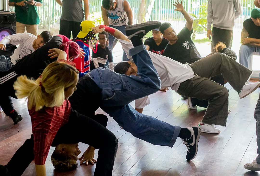 ColectoresFilm's tweet photo. En el marco de la Red Bull BcOne Cypher Venezuela 2023 tuvimos la oportunidad de participar en el Workshop realizado por la bicampeona de Red Bull BcOne Bgirl Kastet 🔥

Un Workshop muy completo dónde los asistentes aprendieron a conectar con sus cuerpos.

📷 @AsheColectores https://t.co/RO6awQmwW7