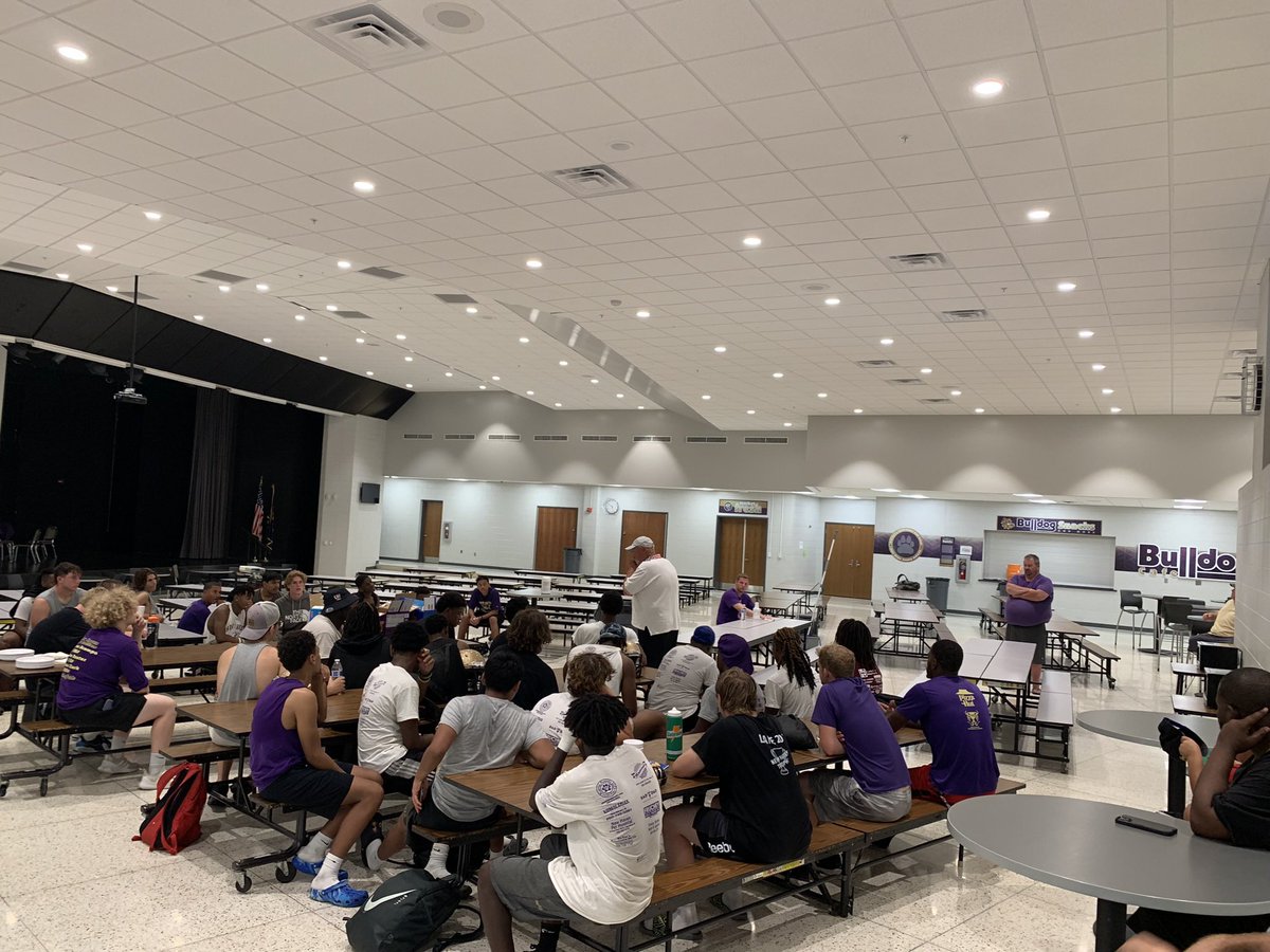 nhbulldogsfb's tweet photo. With school starting tomorrow, it seems only right to post some pictures. It was a great summer, and it’s only going to keep getting better. #Dawgs #Family #HeartandSoul https://t.co/uADRowMz4f