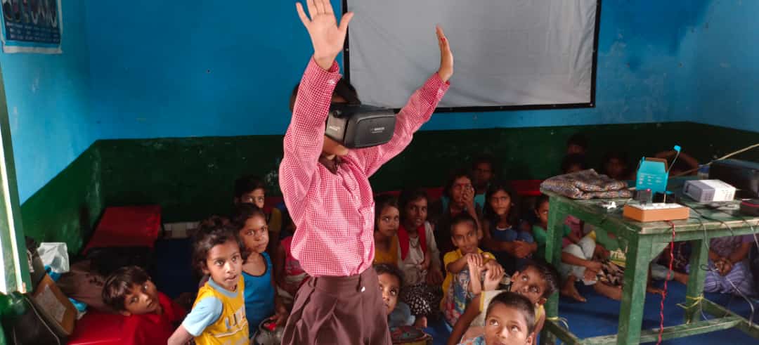 Impranjan15's tweet photo. बेसिक शिक्षा विभाग के बेलसर शिक्षा क्षेत्र में तैनात सहायक अध्यापक जितेंद्र कुमार पांडेय तकनीकी के माध्यम से बच्चों को निपुण बना रहे हैं उन्होंने अपने खर्च पर एक स्मार्ट क्लास की स्थापना की है जिसमे प्रोजेक्टर के माध्यम से बच्चों को निपुण कर रहे हैं
@CMOfficeUP @basicshiksha_up https://t.co/u1dHQIrdbZ