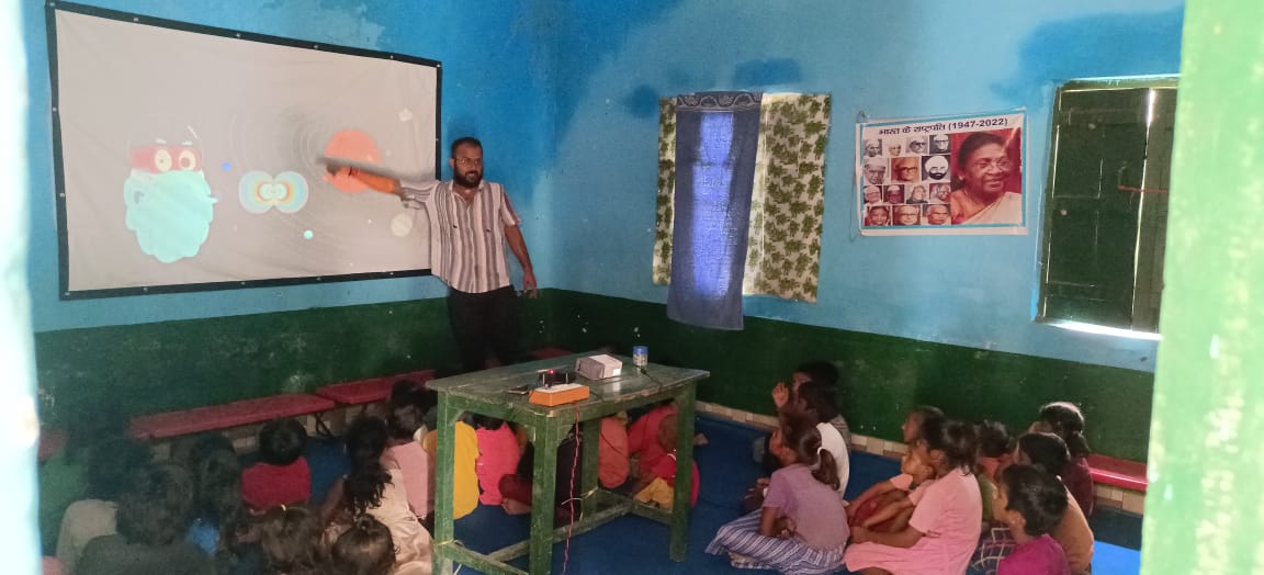 Impranjan15's tweet photo. बेसिक शिक्षा विभाग के बेलसर शिक्षा क्षेत्र में तैनात सहायक अध्यापक जितेंद्र कुमार पांडेय तकनीकी के माध्यम से बच्चों को निपुण बना रहे हैं उन्होंने अपने खर्च पर एक स्मार्ट क्लास की स्थापना की है जिसमे प्रोजेक्टर के माध्यम से बच्चों को निपुण कर रहे हैं
@CMOfficeUP @basicshiksha_up https://t.co/u1dHQIrdbZ