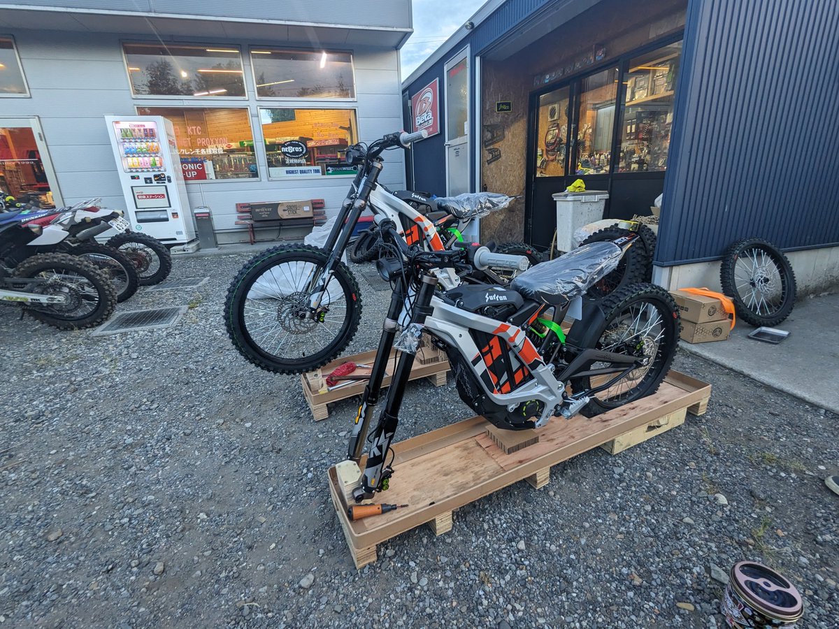 nagmotors's tweet photo. SURRON Light BeeX（2022）シルバー最終入荷しました!
去年のモデルですが、現行モデルとの性能差は大してありません。
それが何と10万円ほど安く買えます!
#surron
#lightbeex
#電動バイク https://t.co/QPy3qVoCff