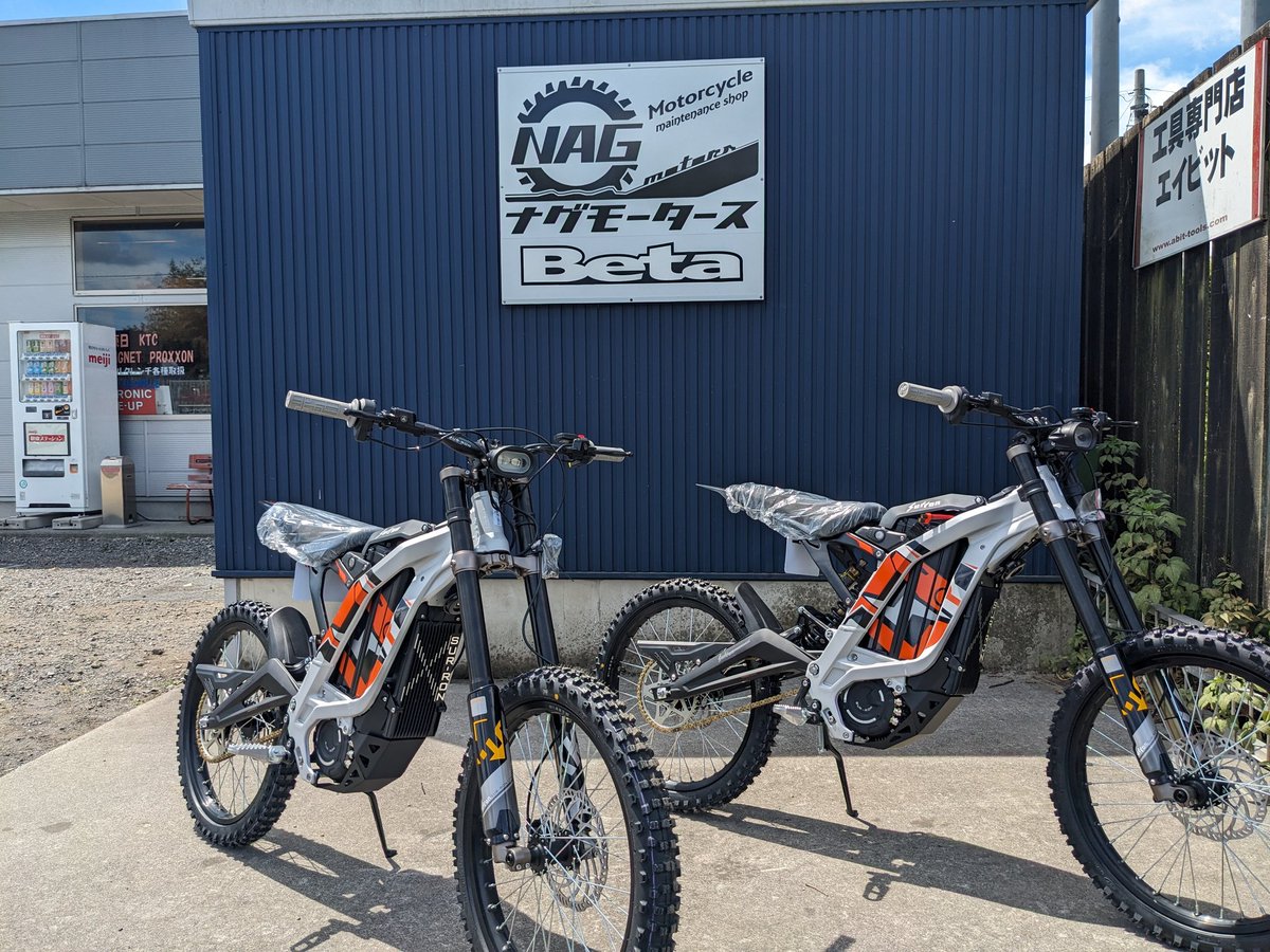 nagmotors's tweet photo. SURRON Light BeeX（2022）シルバー最終入荷しました!
去年のモデルですが、現行モデルとの性能差は大してありません。
それが何と10万円ほど安く買えます!
#surron
#lightbeex
#電動バイク https://t.co/QPy3qVoCff