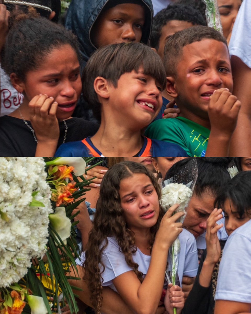 maisbrasil's tweet photo. "Se essa imagem não te comove, você está morto por dentro. O registro da selmasouzaphotos no enterro do menino Thiago Menezes Flausino, de apenas 13 anos! #JustiçaParaThiago #CidadeDeDeus"
—
Via @eurenesilva / @vozdascomunidades https://t.co/tkNOJy9Jbe