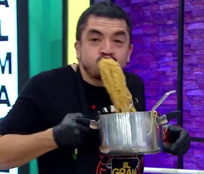 KkThVMin's tweet photo. Yo: "Voy a empezar la dieta"
Yo a las 3 am en la cocina:

#ElGranChefFamosos https://t.co/ylgqLpJ81U