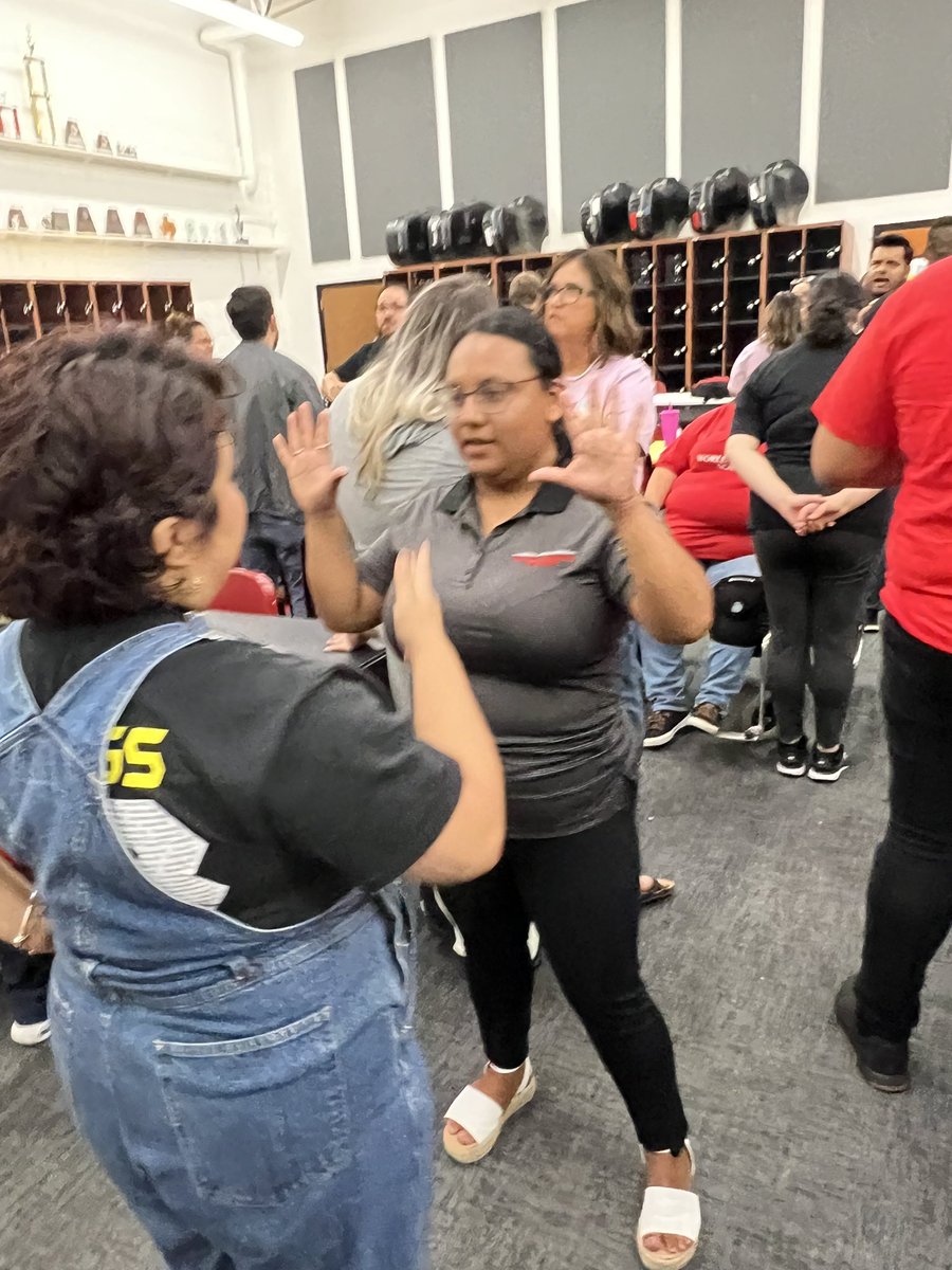 VernonMSWLA's tweet photo. IB learning and collaboration with pyramid game! ❤️🖤🌎🏆 @ortenrez @HCISDCurriculum #GreatThingsHappenAtVernonWLA #IBWorldSchool #IB @ibmyp @ArelyRTamez @vmsjaybyrd https://t.co/D3t5mnVA8D