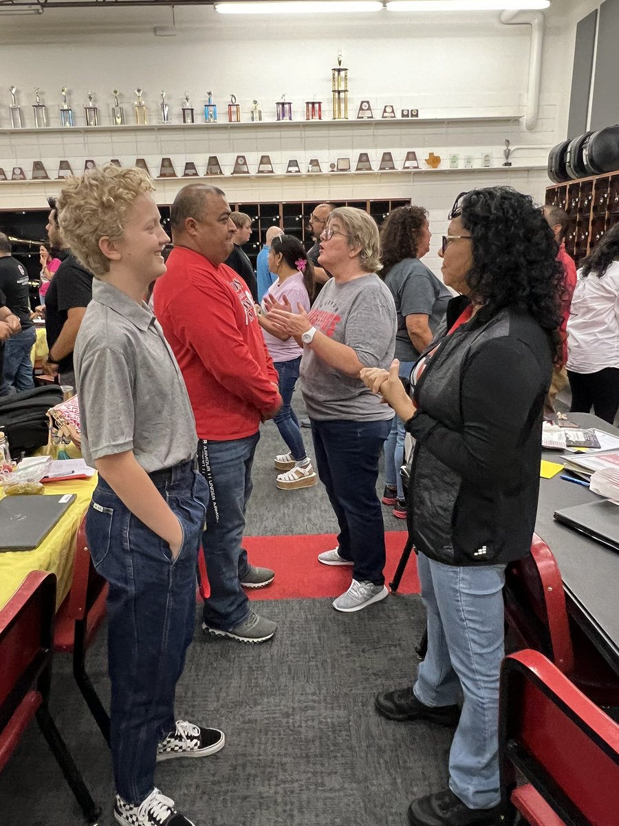 VernonMSWLA's tweet photo. IB learning and collaboration with pyramid game! ❤️🖤🌎🏆 @ortenrez @HCISDCurriculum #GreatThingsHappenAtVernonWLA #IBWorldSchool #IB @ibmyp @ArelyRTamez @vmsjaybyrd https://t.co/D3t5mnVA8D