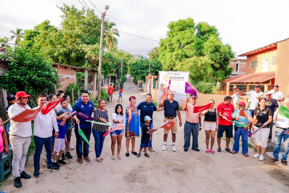 jorgexsa's tweet photo. ¡Todos los días están pasando cosas buenas en Zihua! 

El inicio de la pavimentación de la calle Hermenegildo Galeana será una realidad en la comunidad de El Coacoyul que por más de 40 años no había sido atendida. La vamos a realizar a través del programa #ManoConMano. https://t.co/IDkU6c142E