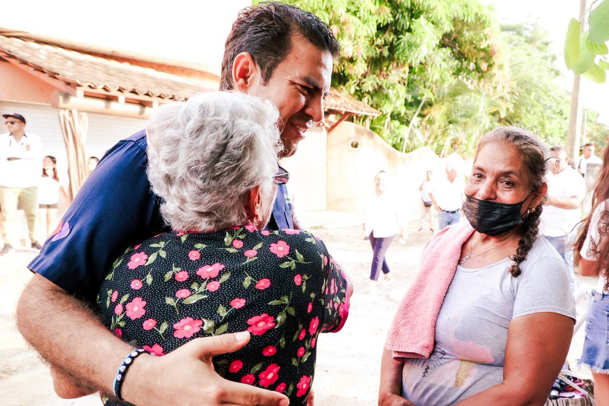 jorgexsa's tweet photo. ¡Todos los días están pasando cosas buenas en Zihua! 

El inicio de la pavimentación de la calle Hermenegildo Galeana será una realidad en la comunidad de El Coacoyul que por más de 40 años no había sido atendida. La vamos a realizar a través del programa #ManoConMano. https://t.co/IDkU6c142E