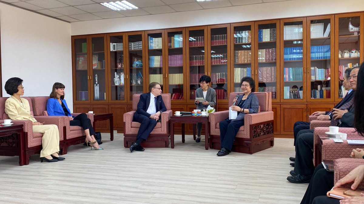 IOI President undertakes a formal bilateral exchange with Control Yuan President Chen Chu.