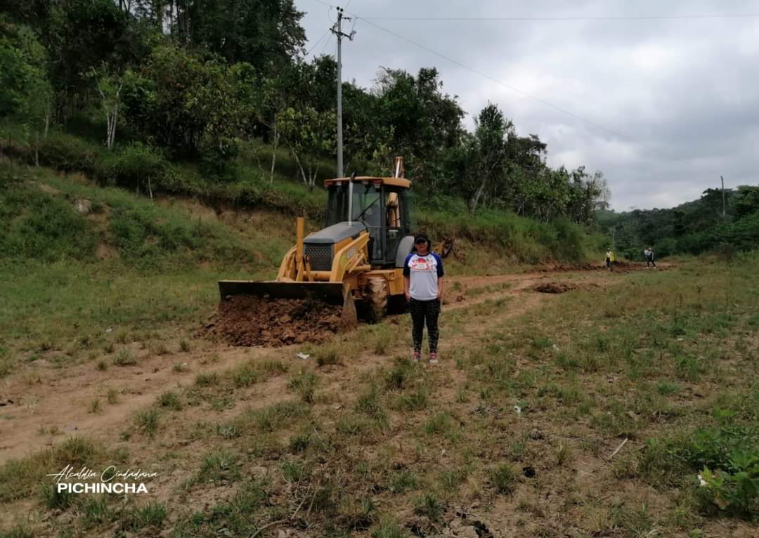GADPichincha's tweet photo. 📌Barraganete: Rancho Oscuro, Los Laureles
"Hoy, históricamente estamos cumpliendo nuestro anhelo de servir a nuestras comunidades", las maquinarias municipales se encuentran trabajando.

Leodan Intriago 
#AlcaldíaCiudadana 
#PichinchaSomosTodos 
#Vías https://t.co/T9VFJJGEoR