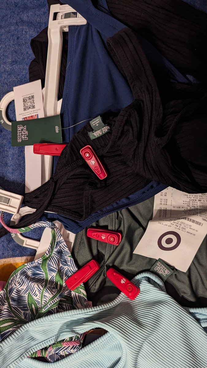 Nothing like shopping at @target where you're forced to use the self-checkout bc there are horrific lines and only 3 manned checkouts, to later get home and find that ALL of your clothes have security tags on them...🖕🏽🖕🏽
Clearly GREAT customer service and even better security...