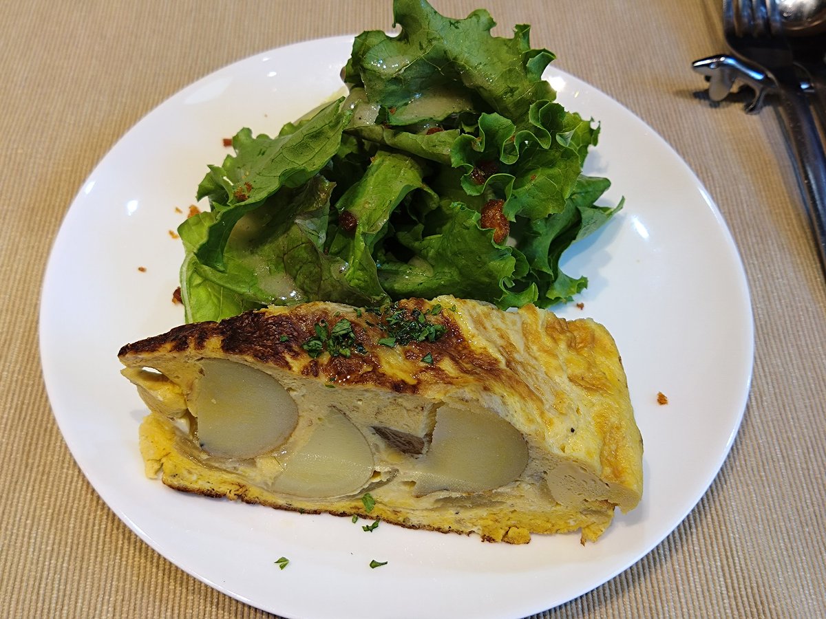 xiaoxiangtea's tweet photo. お昼の1時間で最高の気分になりたくて、Restaurante Kumagaiでノンアルコールドリンクと前菜のスパニッシュオムレツと自家製ハムの冷製パスタをいただきました。ヒューガルデンのノンアルコールビールはハチミツような香りが良くとても美味しい。コリアンダーシードとオレンジピールを使っている。 https://t.co/H7251T1P1O