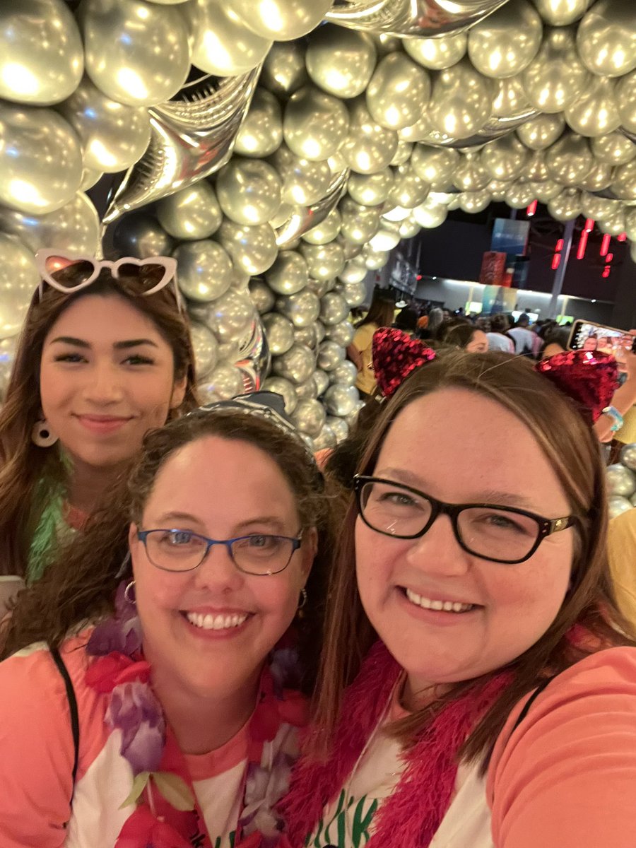Melissa58705416's tweet photo. Convocation was a blast! #IISDReimagined @KinkeadeECS @MrsFloyd0419 @dunbar106 https://t.co/J4sID6OkTw