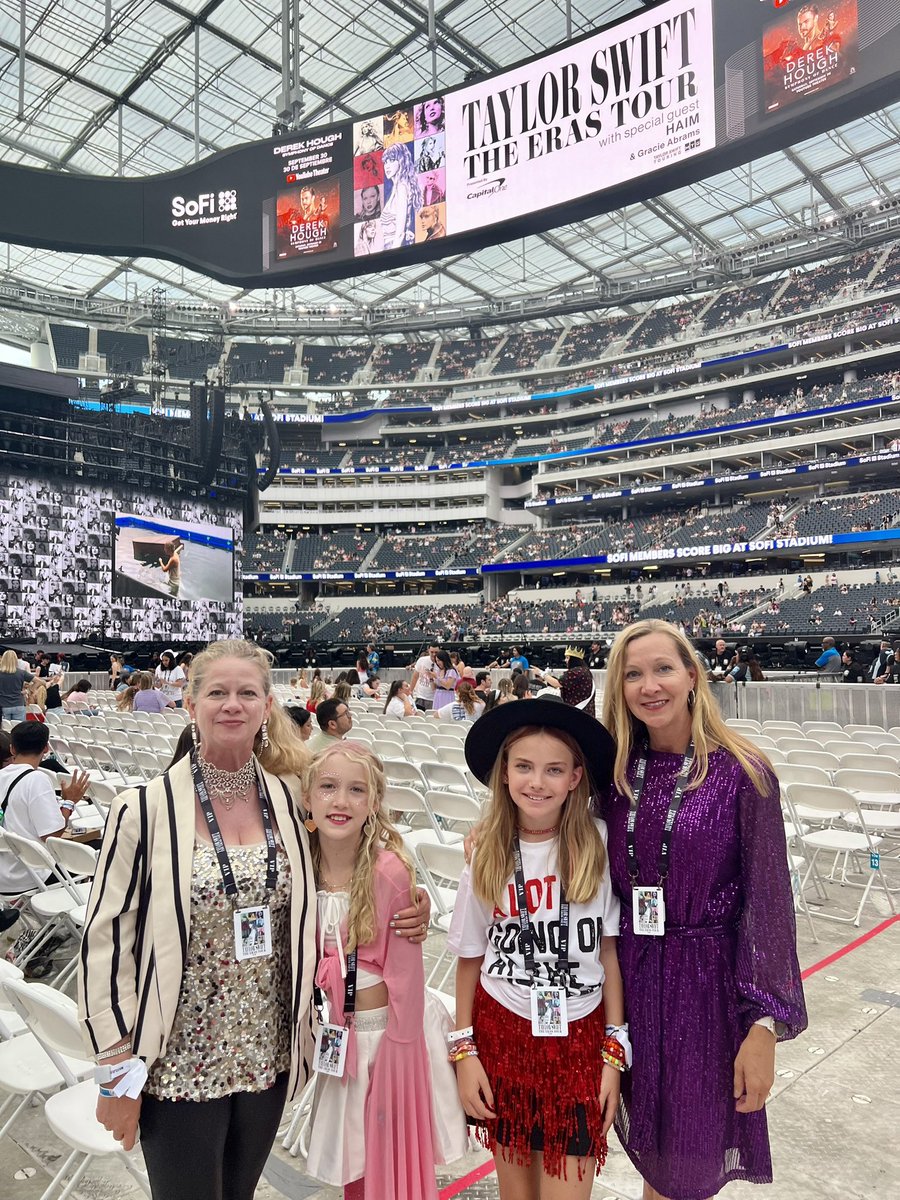 BlakeRun's tweet image. Christmas present is finally here! #ErasTourLA