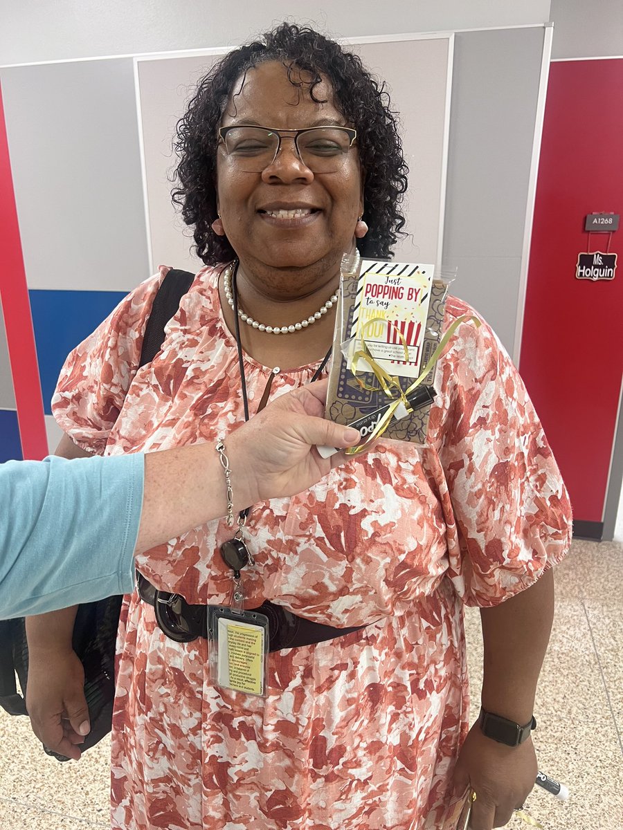 lopez_diane's tweet photo. After a day full of professional learning for FWISD teachers, I came across @JonesLowanna placing these thank you gifts in classrooms for teachers who allowed us to use their classrooms to deliver PD! ❤️❤️
It's the small things that COUNT! ❤️🙌🏼
#OneFortWorth #FWISDmath https://t.co/7Q3f3fphYu