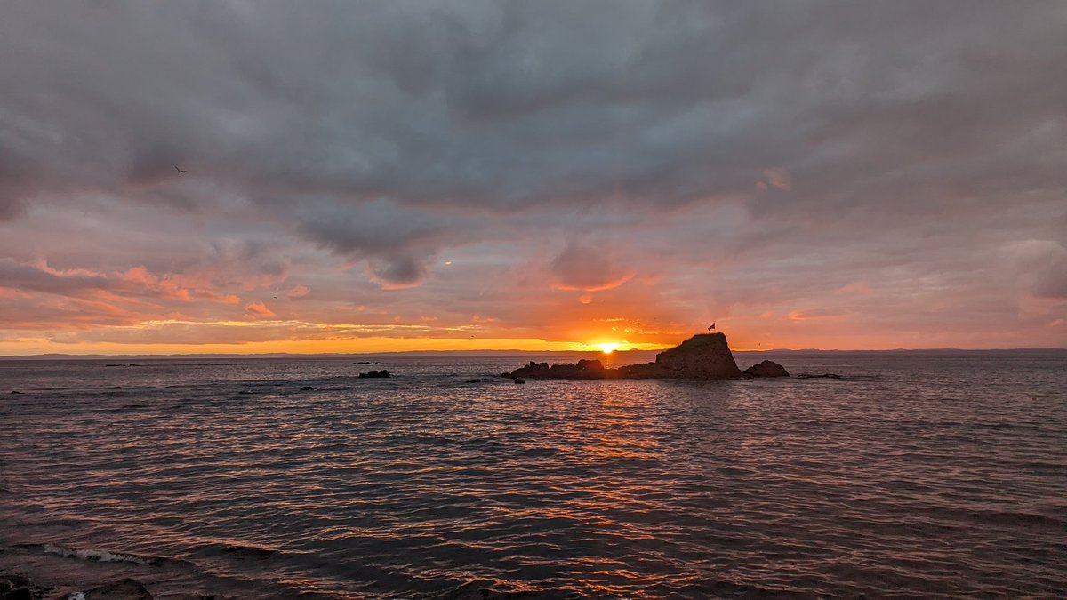 adamsooley's tweet image. Sunset over #Islington island tonight @EddieSheerr