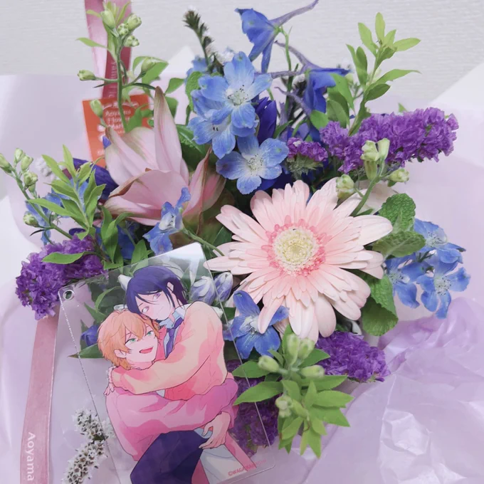 友達からコミックス発売記念にってお花もらったしばらく家が華やかだ〜ありがとう⸝⸝- ̫ -⸝⸝ 