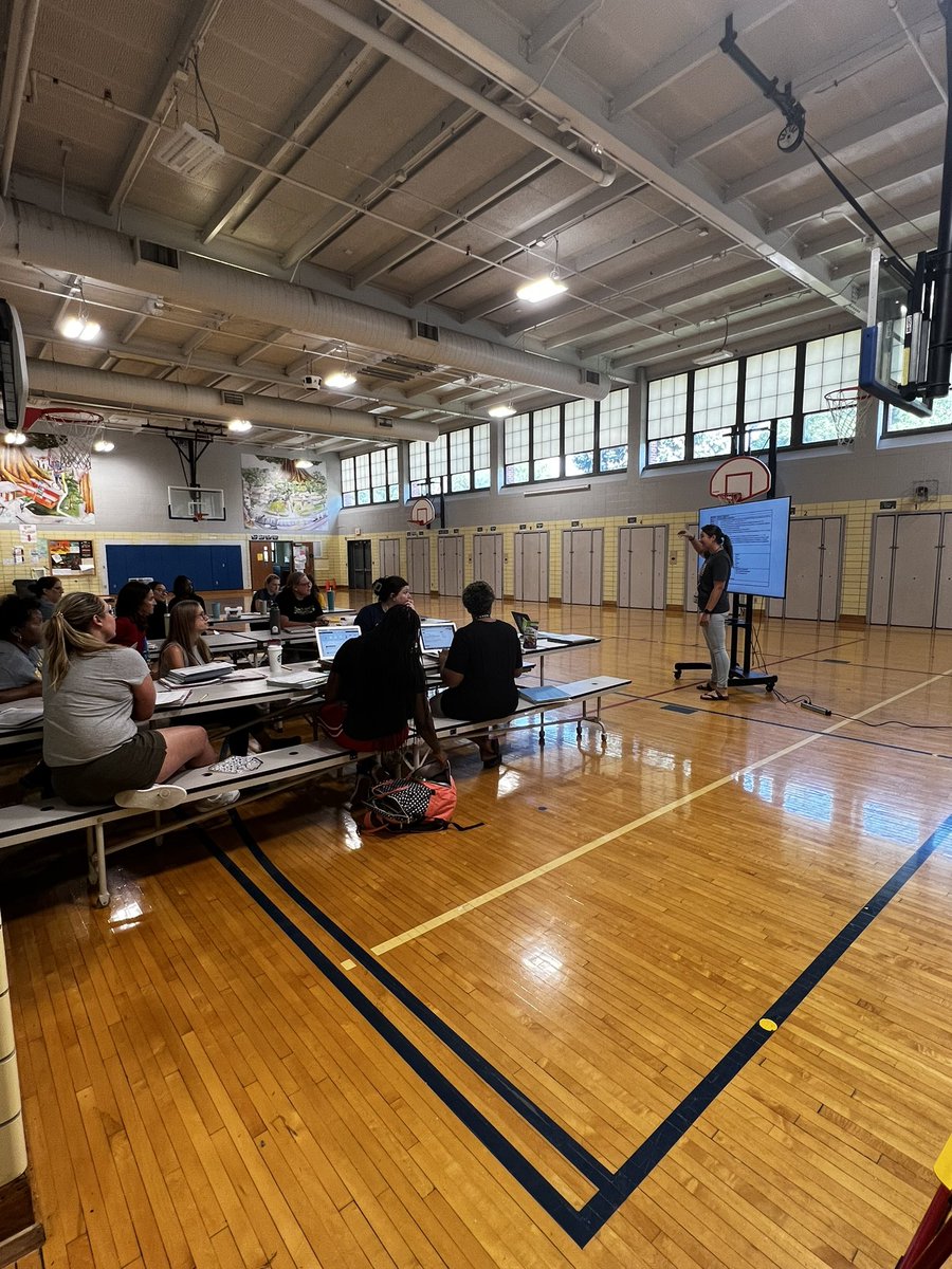 OPS_Belvedere's tweet image. Teachers training teachers! It was a great 2nd day of learning and collaborating at Belvedere 🐾 #readysetglow #bettertogether