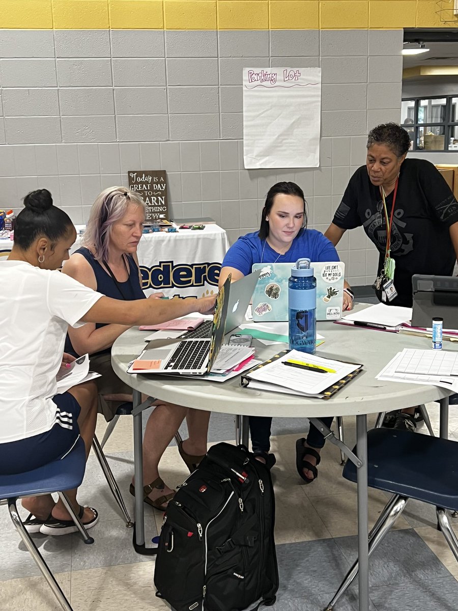 OPS_Belvedere's tweet image. Teachers training teachers! It was a great 2nd day of learning and collaborating at Belvedere 🐾 #readysetglow #bettertogether