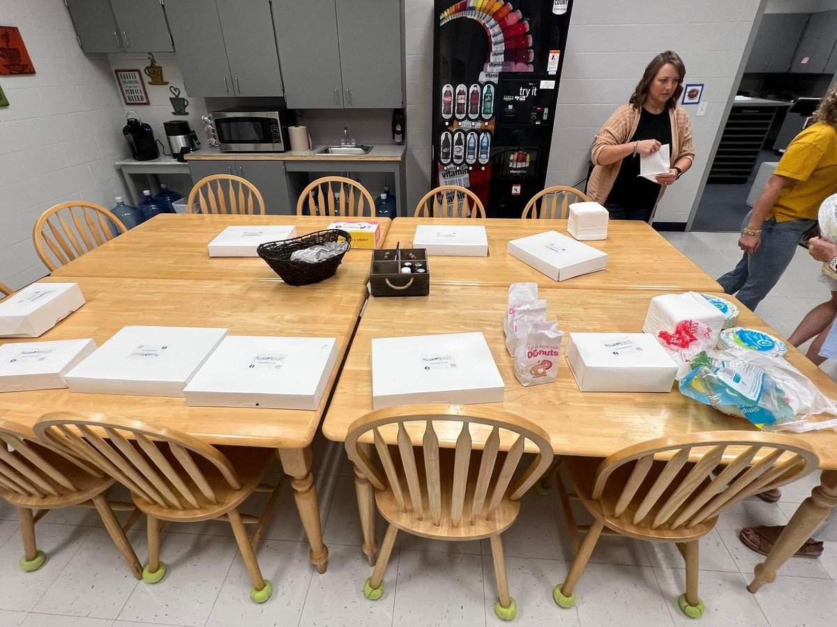 BunaSchool's tweet photo. Special shout-out to @RiverRealty for our yummy breakfast this morning for our staff! Much appreciated!! @DrTiffanySpicer @Buna_ISD https://t.co/VxNW7Iv7kg