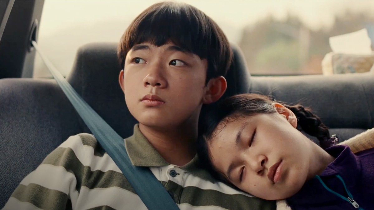 TarizSolis's tweet photo. Siap-siap mewek dalem bioskop karena film romance-nya A24, 'Past Lives', udah dipastikan tayang di Indonesia!

Nyeritain seorang perempuan yg diajak reunian oleh crush masa kecilnya setelah kepisah belasan tahun, ini cerita soal kenangan yg indah &amp; rumitnya jadi manusia dewasa. https://t.co/a2qE1tI5gk