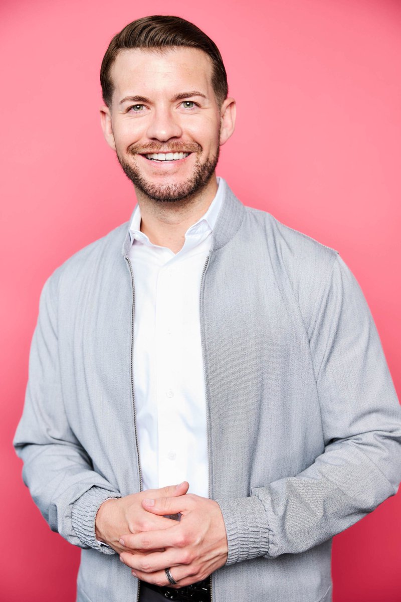 DevCleary's tweet image. No time like the present to work on building up my selfie-esteem  😊

📸  @twodudesphoto 

#CEMASummit23 #conference #headshot #portraits