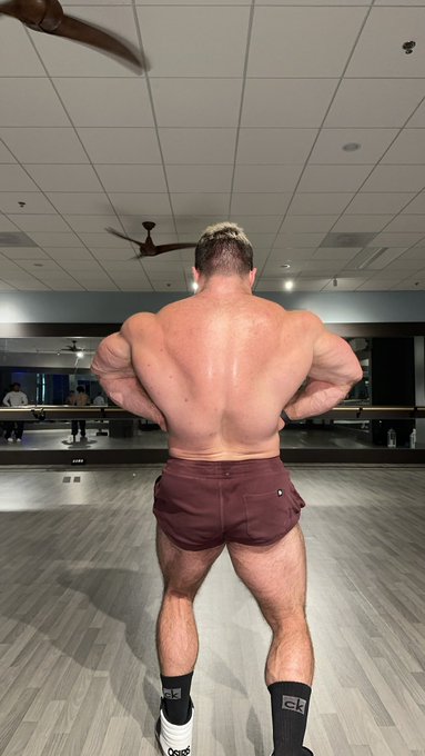 Average gym douche behavior 😂 https://t.co/M0tBDJWeFE<a href="/tag/flexfriday"class="tags"><span>#flexfriday</span></a>