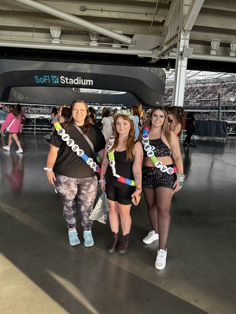 _julesssssss's tweet photo. so make the friendship bracelets, take LA moment and taste it 🤭 🫶🏼#LATStheerastour @taylornation13 @lunchboxdays13 @tayl0rsversi0n https://t.co/YcMALAzmaV