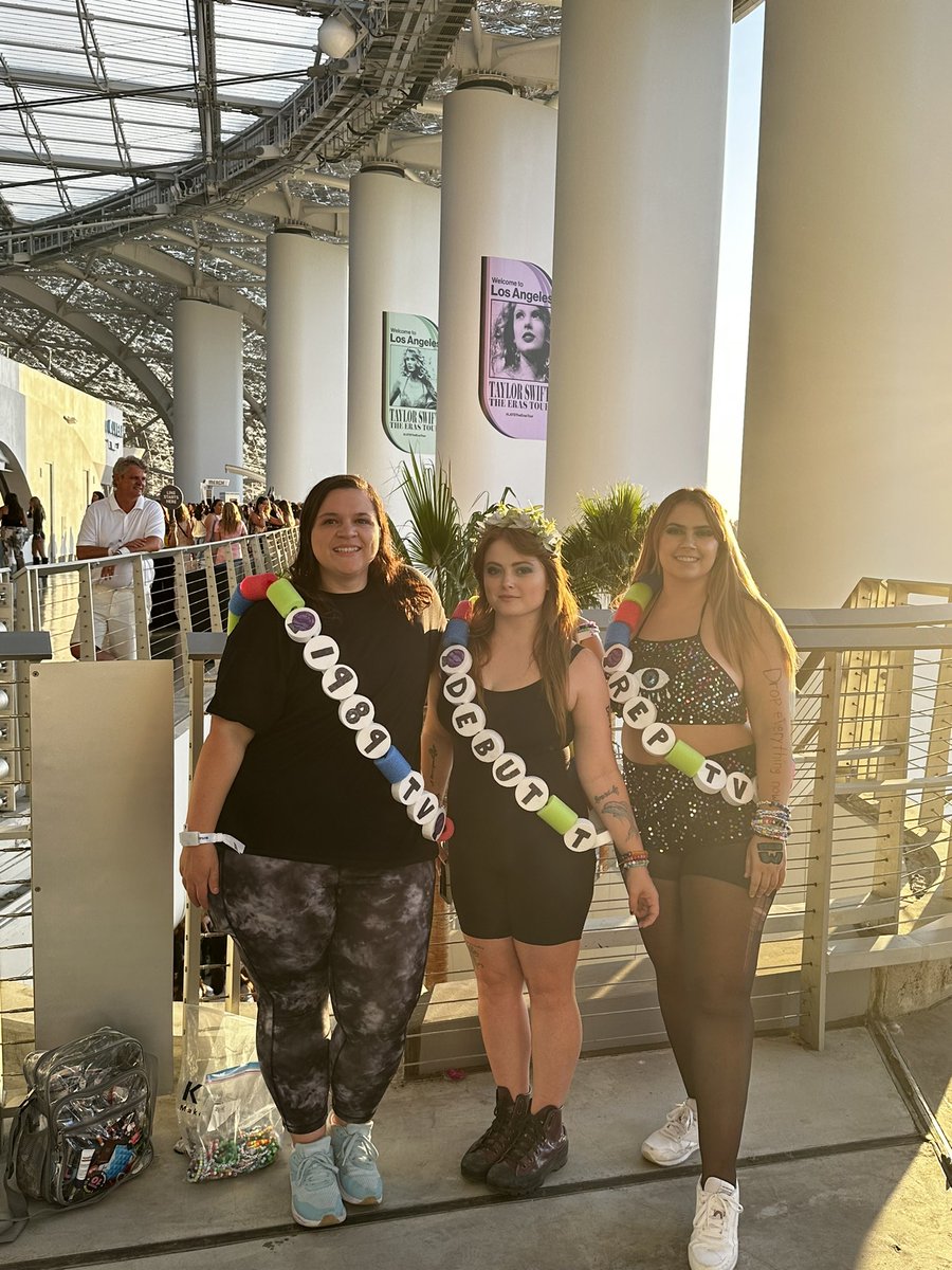 _julesssssss's tweet photo. so make the friendship bracelets, take LA moment and taste it 🤭 🫶🏼#LATStheerastour @taylornation13 @lunchboxdays13 @tayl0rsversi0n https://t.co/YcMALAzmaV