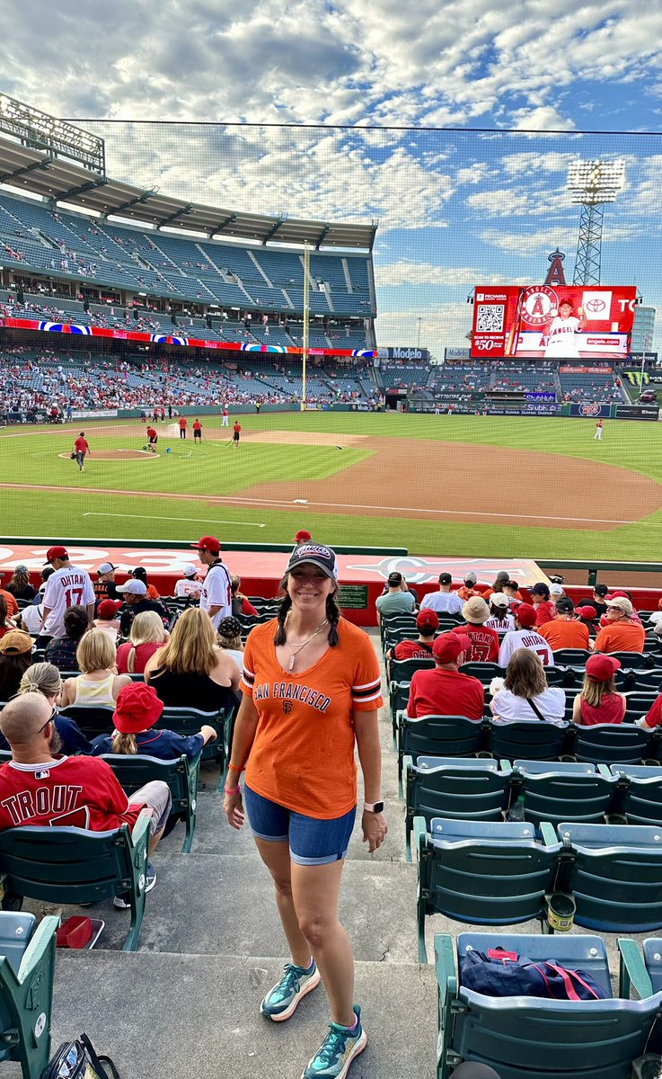 HeatherDeLand1's tweet photo. All I want for my bday is a Giants win and for @bcraw35 to sign my ball #sfgiants  @JalynneC35 https://t.co/PqYrrFm39l