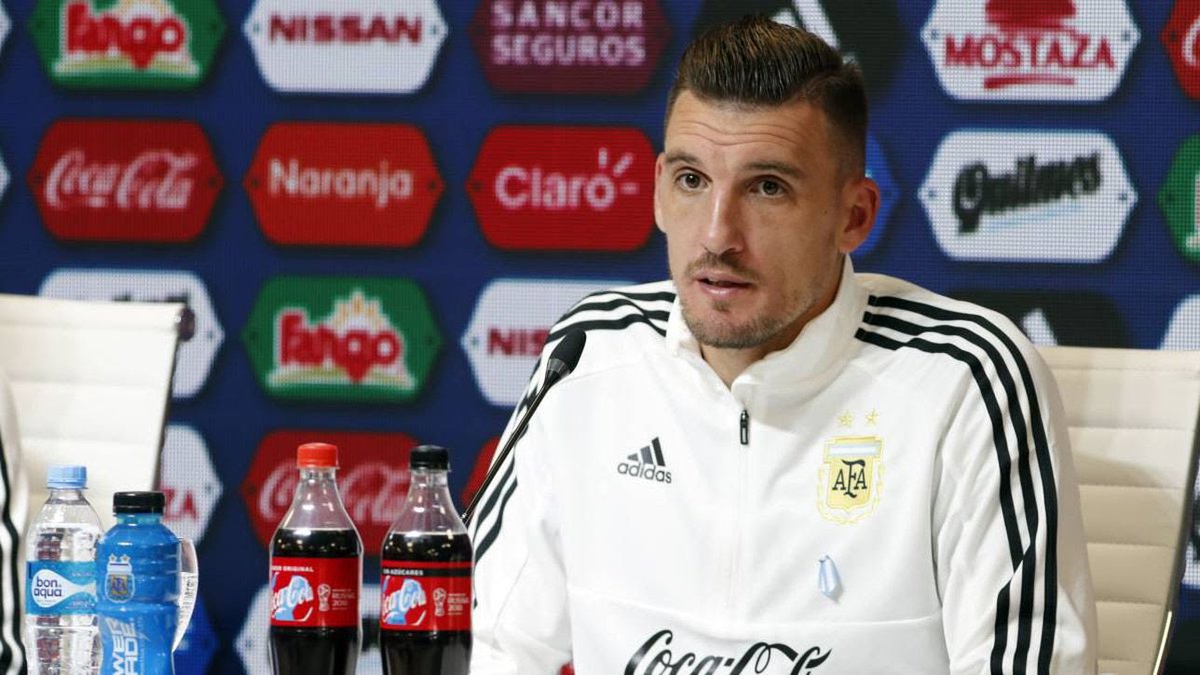 chichoRC_'s tweet photo. - “Si tan solo hubiera escuchado el consejo que me dio Dibu Martinez en Qatar…” 

Periodista: ¿Cuál Consejo? 

- “No lo se, no lo escuché” 

Firma: Franco Armani https://t.co/fwUN99vUNo