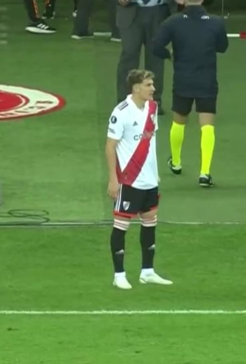 Te cagaste en el club que te dio todo y en toda su gente,te fuiste al rival de toda la vida y vendiste humo a más no poder. Hoy debutas quedandote afuera de la libertadores jugando poco y nada. El tiempo pone a todos en su lugar, saludos a vos y a tu representante facu.