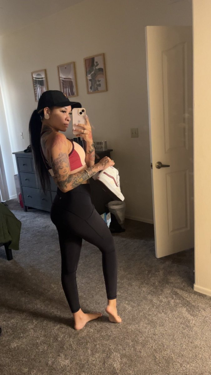 omgitssuki's tweet photo. Foot slaves: come worship my sneakers.
#femdom #footslaves #footfetish #arizonadom #domme #dominatrix https://t.co/J7uzqgKI0k