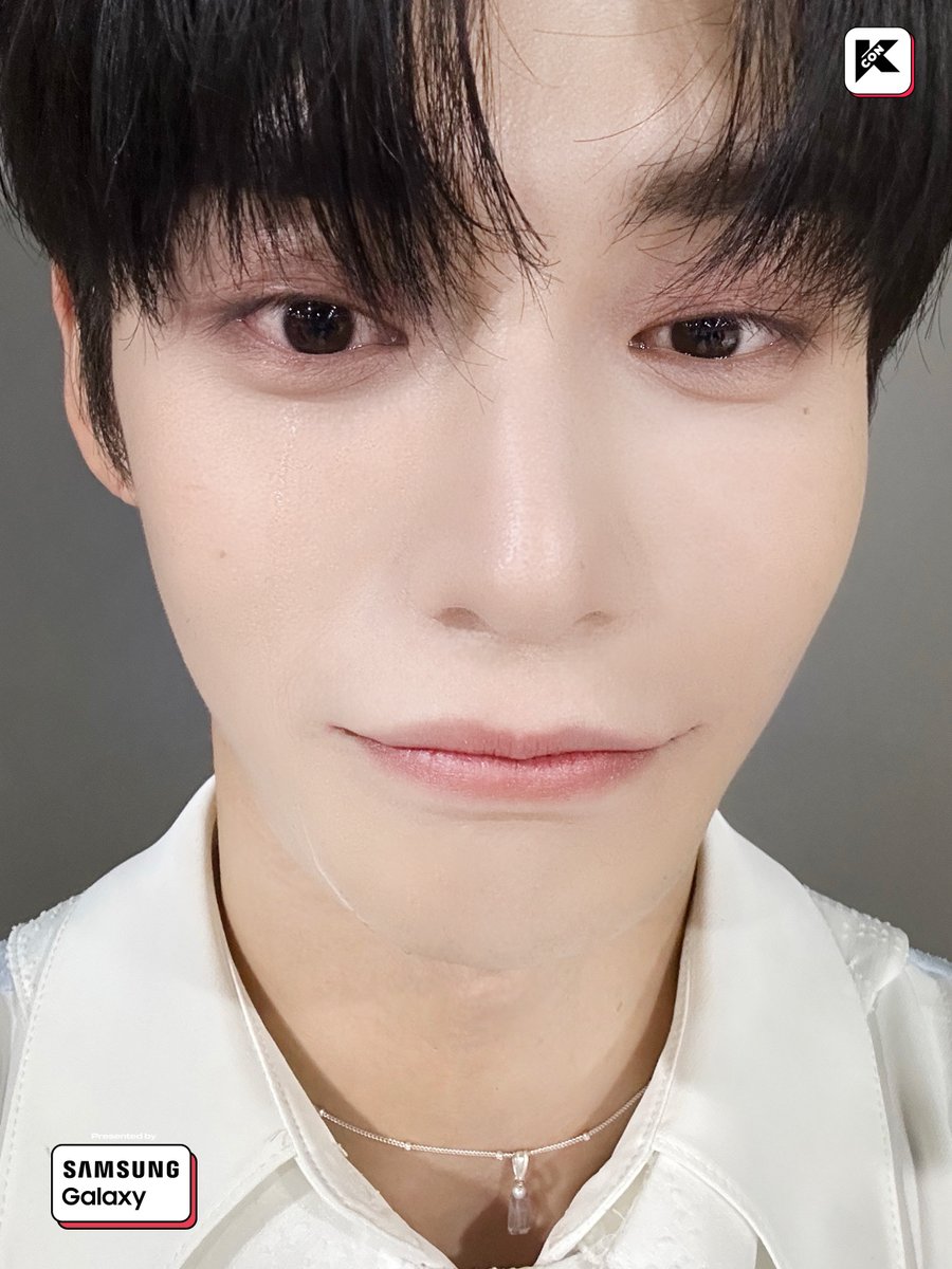 KCON_official's tweet photo. [#KCONLA2023] 🌸😭📸
#ZEROBASEONE CHECK-IN MISSION   

💦 Crying selfie by #KIMJIWOONG !  ALL DONE!  

무궁화 꽃 게임 벌칙의 주인공, #지웅 !  
눈물셀카 인증 완료 💦 https://t.co/FO0pTlTDqH
