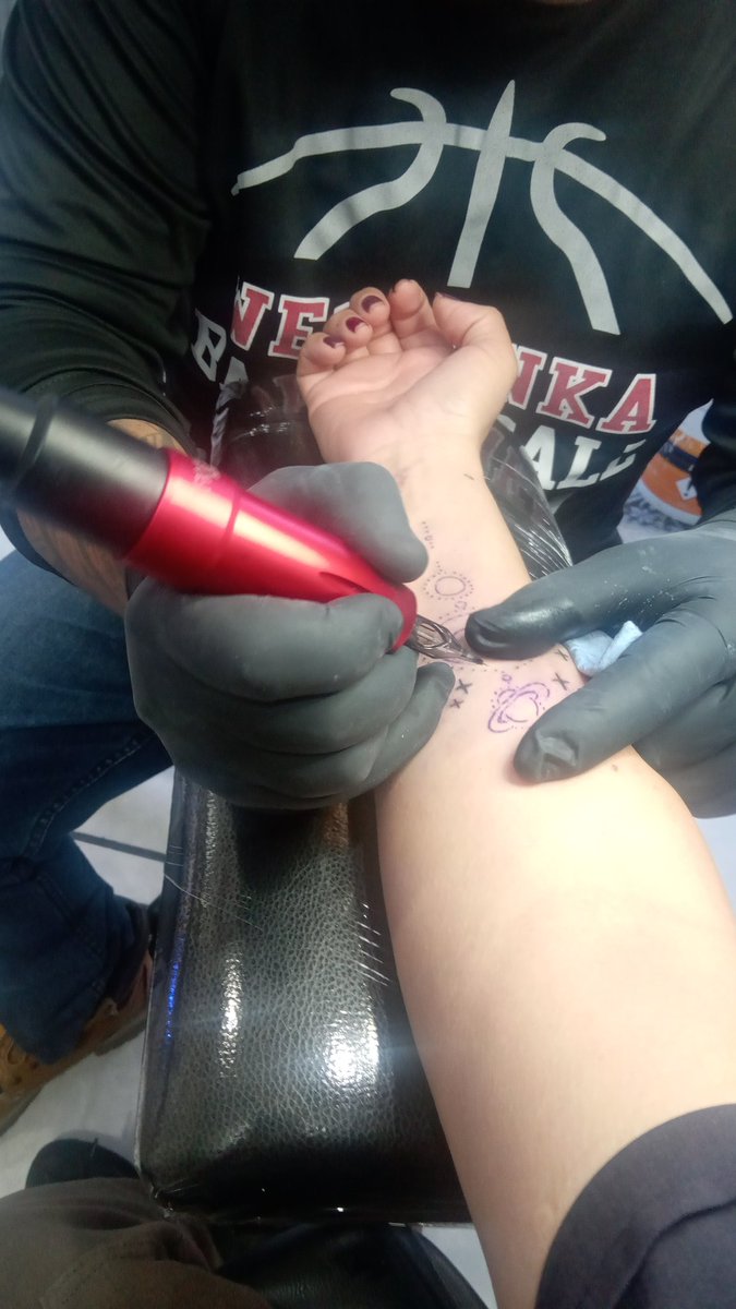 WeritaBuena's tweet photo. Y después de 3 años me volví a tatuar, gracias por el buen trabajo que me hicieron.. 😊😊😊 08/08/23
Aún me falta otros dos que tengo en mente, pero esos serán un poco más adelante.. 😎😎
Soy amante de la tinta.. 🤭🤭🤭
#tattotime #yamehaciafalta #meencantaron https://t.co/H1fnGfNBg7