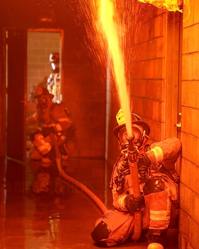 FirehouseTrain1's tweet image. Into the fire...
#firelife #firephoto #Firescience