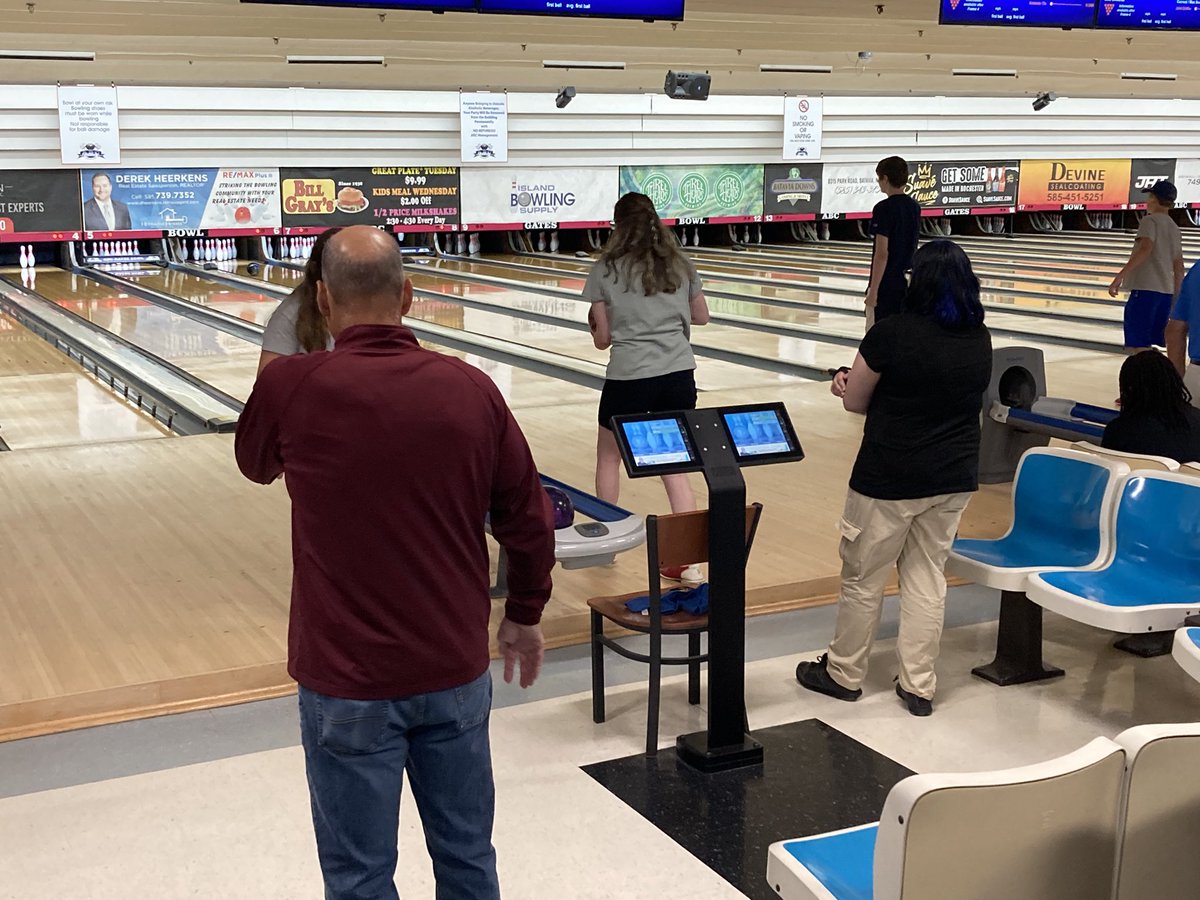 Stephen43974744's tweet photo. @HortzScience @GreeceCentral @GCSDsuper GCSD Summer sport camps- Bowling Camp! Students learning the basics of bowling, scoring, league play, equipment, pins and even the pin setting equipment in the back! https://t.co/NACo8IeEsH