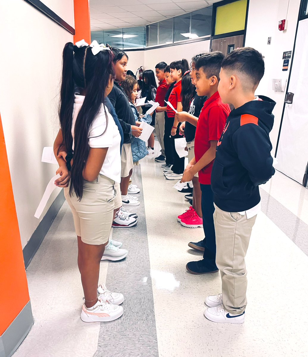 "Bend the Line" <a href="/AVID4College/">AVID</a> strategy in full effect 👏🏽 We had them share how they felt about returning to school. They loved hearing that others felt the same way they did. Building rapport impacts learning! @HGES_Roadrunner <a href="/drlopez23/">Ricardo Lopez</a> @Doc_torSus <a href="/AdamsTechEd/">Jason Adams</a> <a href="/AVIDGISD/">AVID Garland</a>