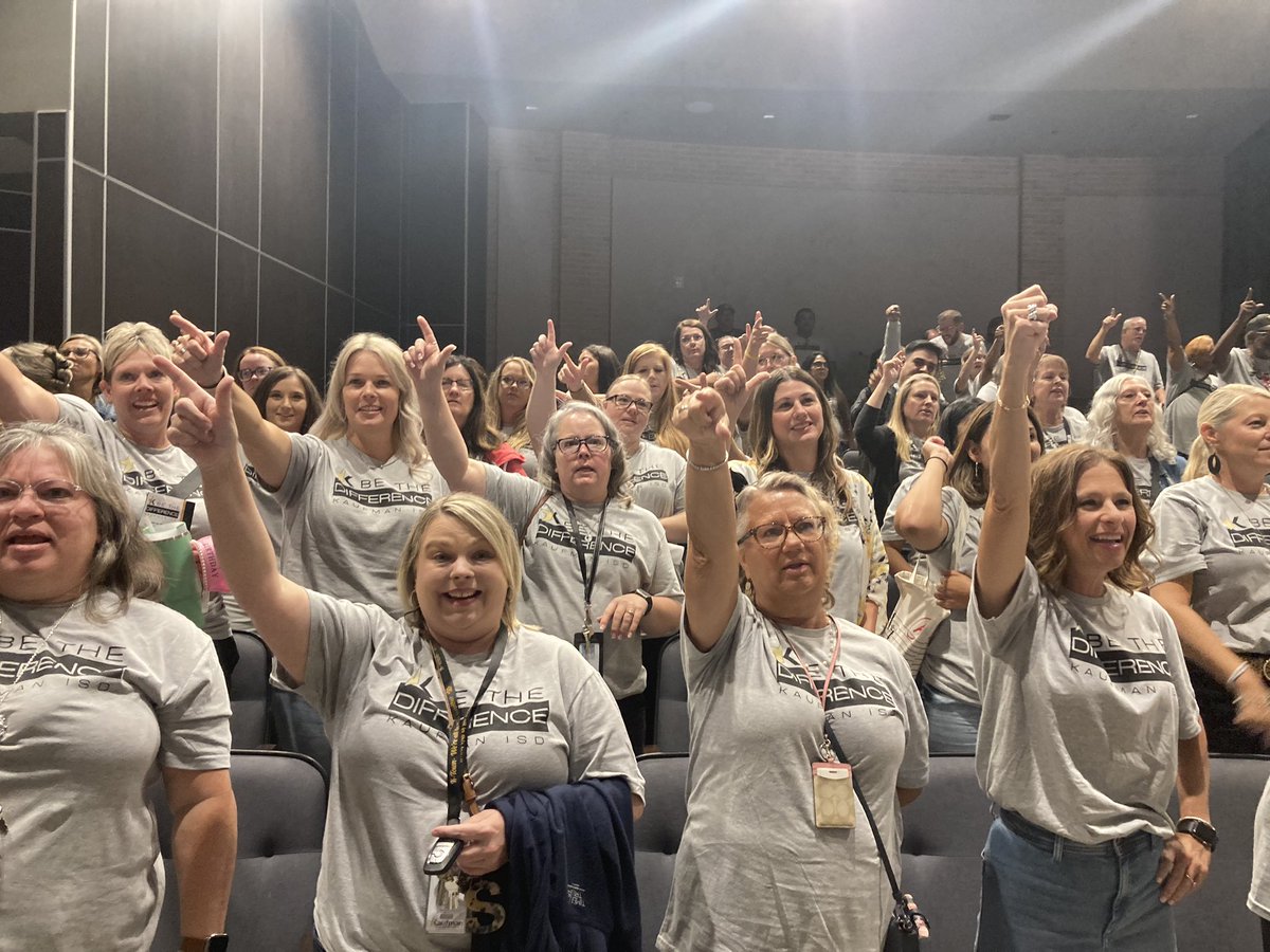 Melanie2146's tweet photo. Phillips staff is ready to #BeTheDifference for our students! https://t.co/ldffgKTQlV